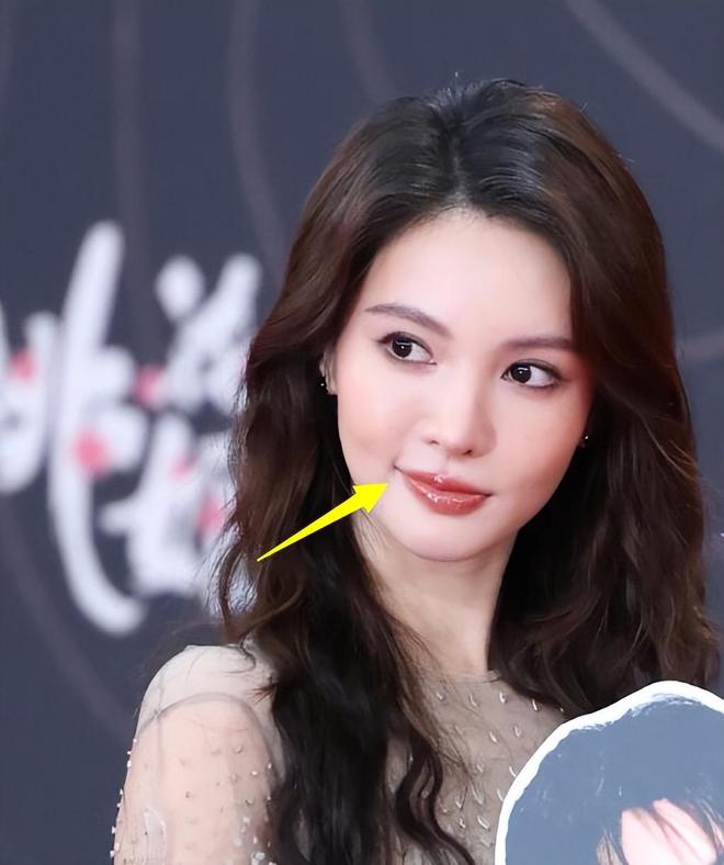 嫣胖了赵丽颖疲惫张颂文不受风波影响！凯发k8网站登录星光大赏红毯生图：唐(图12)